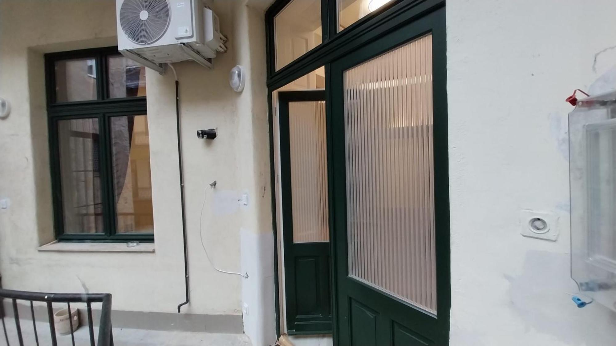 בודפשט Szekely Apartment Near Deak Ferenc Square With Free Parking In Garage מראה חיצוני תמונה